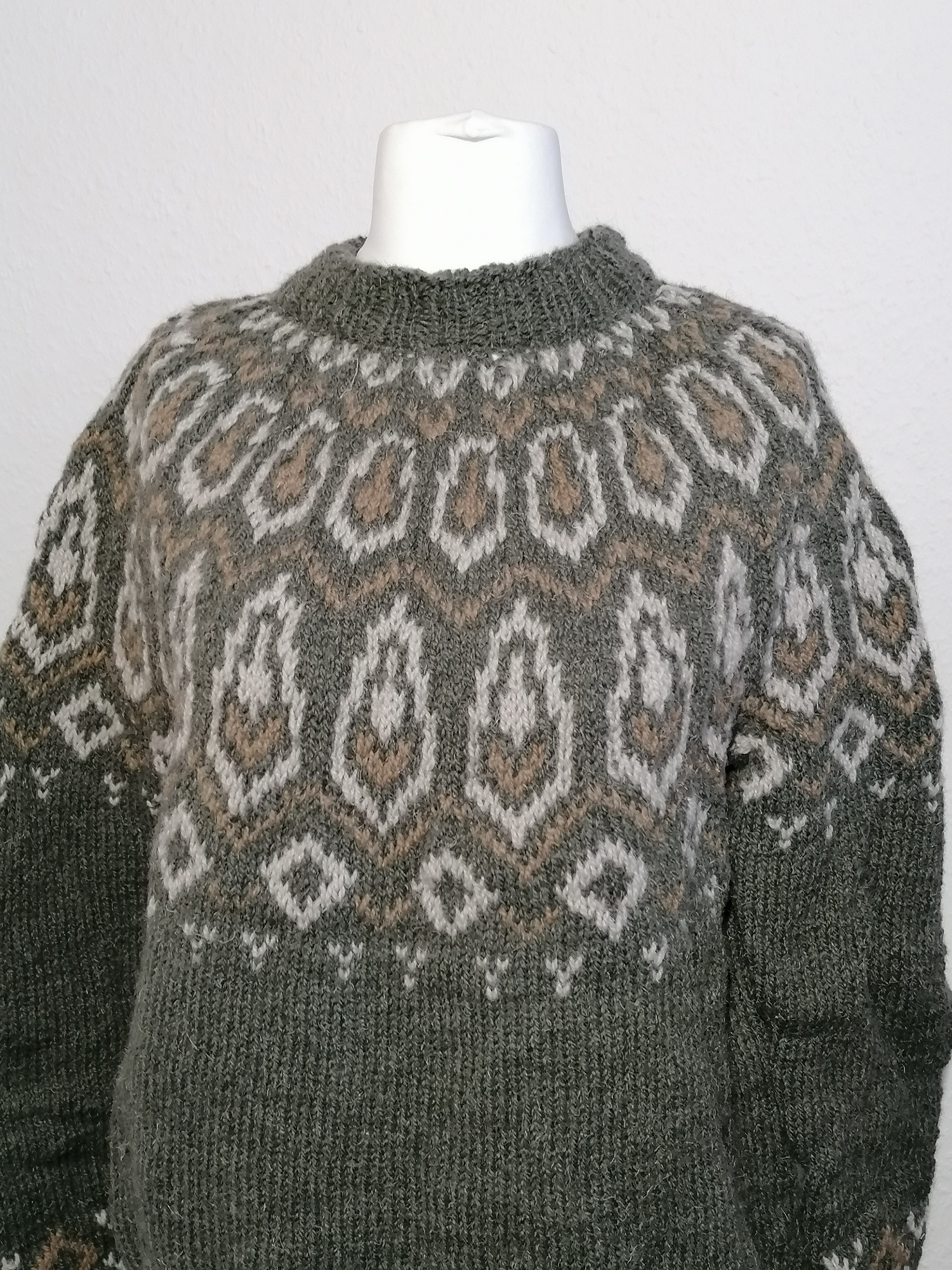 Isländer-grau2 Jacke mit diagonalen Streifen