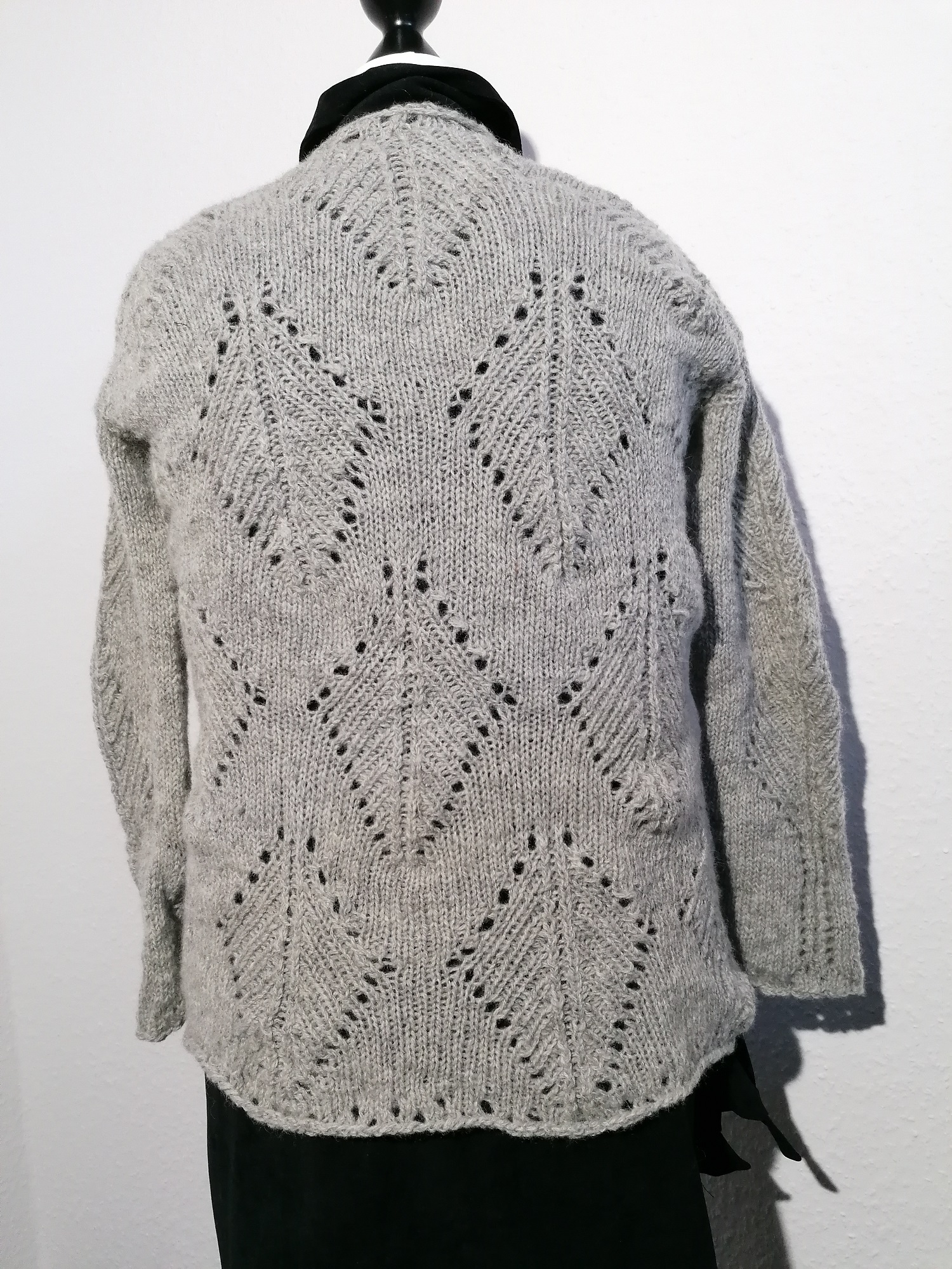 Jacke-hellgrau-Lochmuster2 Jacke mit diagonalen Streifen