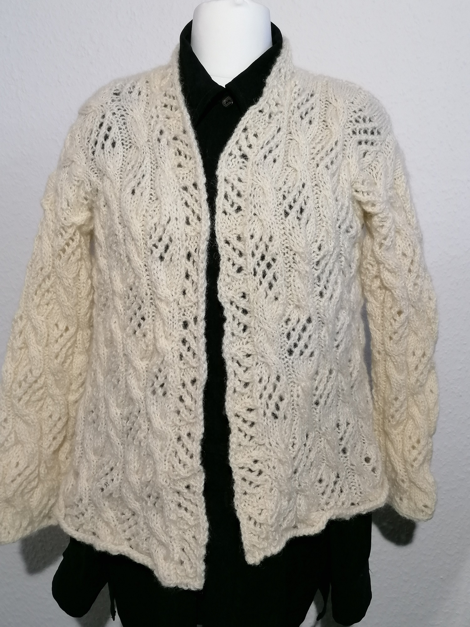 weiße Jacke Lochmuster1
