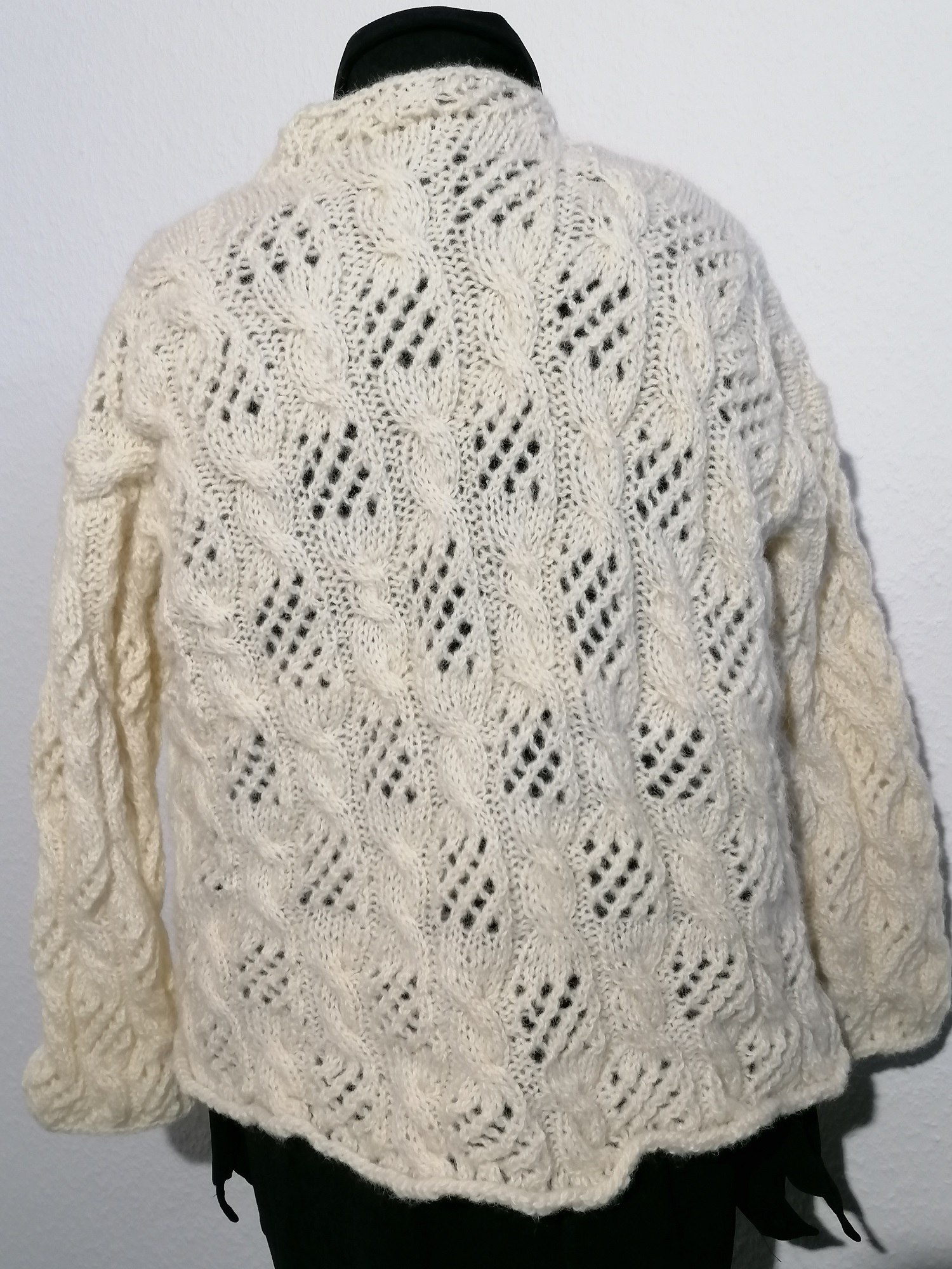 weiße Jacke Lochmuster2 Jacke mit diagonalen Streifen
