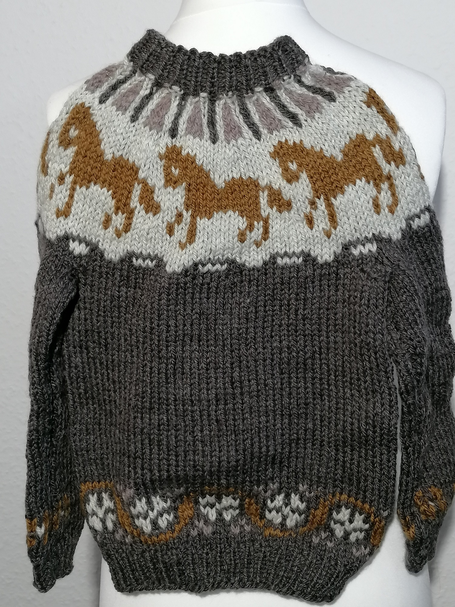Kinderpulli mit Pferden2