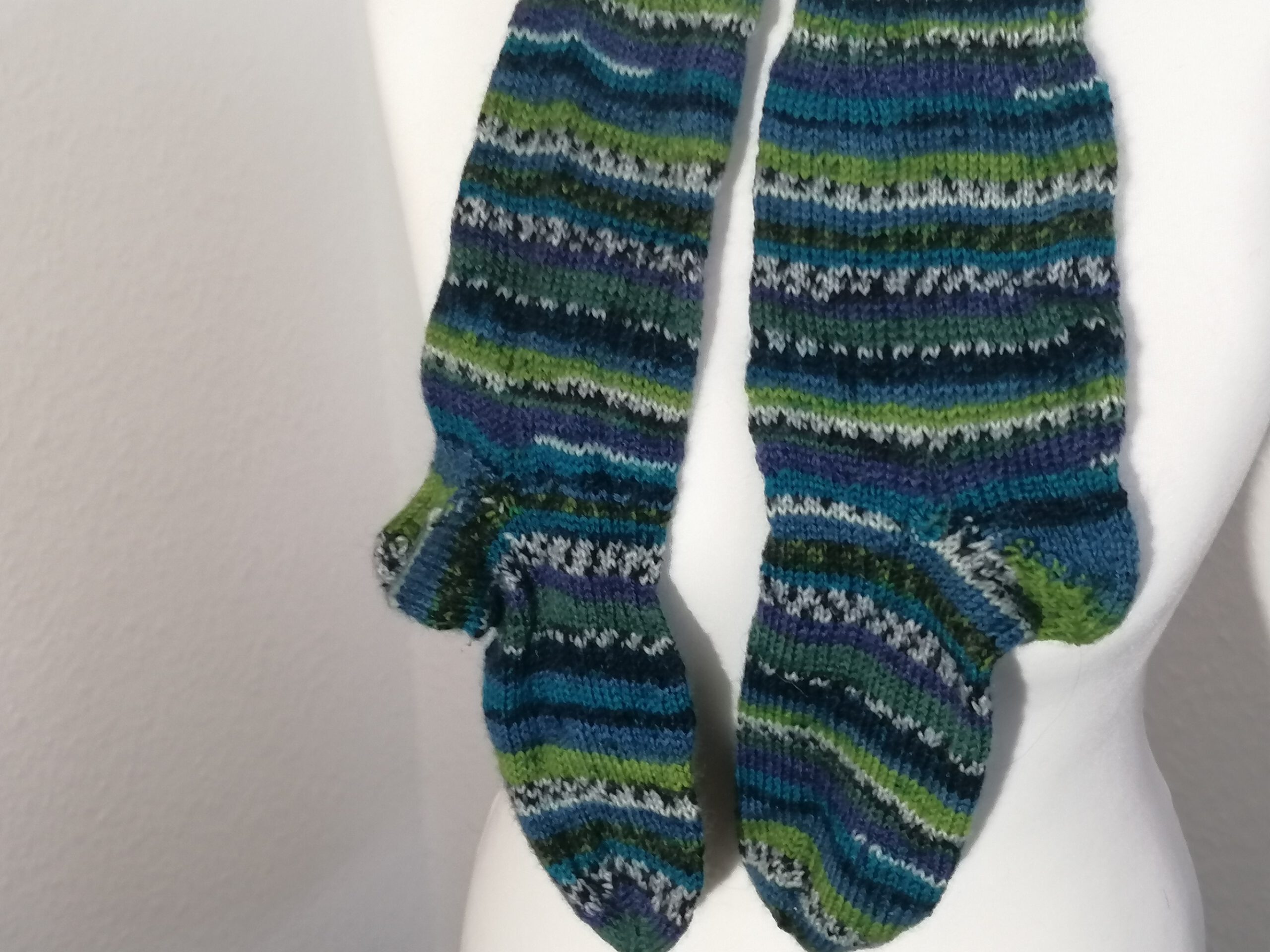grünblaue Socken